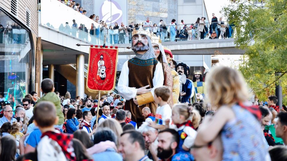 Comparsa de gigantes y cabezudos en el Pilar en el Actur