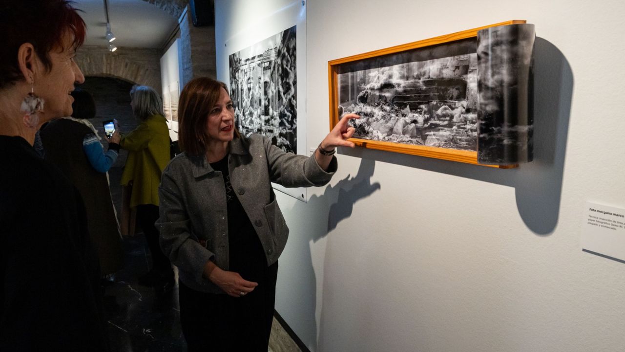 La magia de la luz y la escultura en la exposición A-pariciones de Belén Arévalo