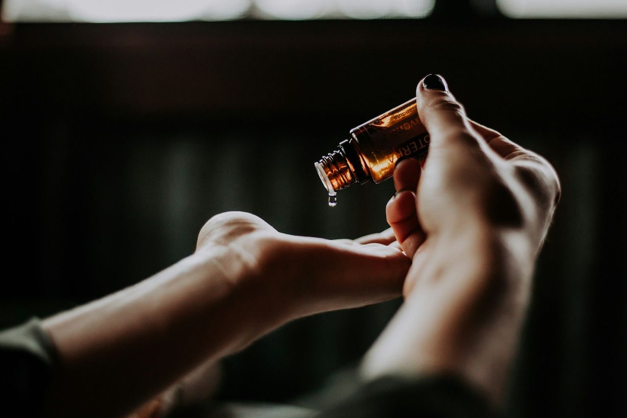 Masaje relajante. Foto: <a href="https://unsplash.com/@christinhumephoto?utm_source=Hoy%20Apps&utm_medium=referral" target="_blank" rel="noopener">Christin Hume</a> (<a href="https://unsplash.com/photos/person-holding-amber-glass-bottle-0MoF-Fe0w0A?utm_source=Hoy%20Apps&utm_medium=referral" target="_blank" rel="noopener">Unsplash</a>)