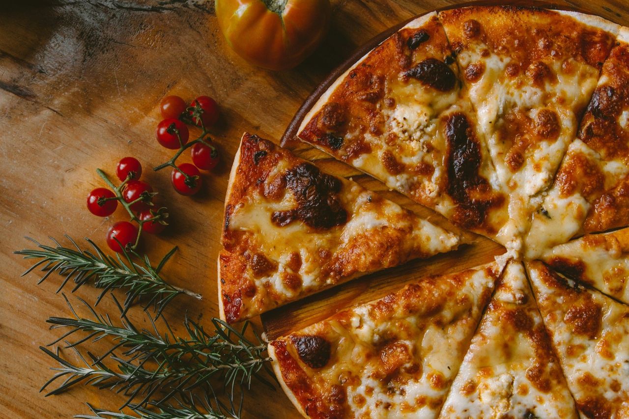 Pizza italiana. Foto: <a href="https://unsplash.com/@iavnt?utm_source=Hoy%20Apps&utm_medium=referral" target="_blank" rel="noopener">Ivan Torres</a> (<a href="https://unsplash.com/photos/cheese-pizza-with-tomatoes-and-rosemary-MQUqbmszGGM?utm_source=Hoy%20Apps&utm_medium=referral" target="_blank" rel="noopener">Unsplash</a>)