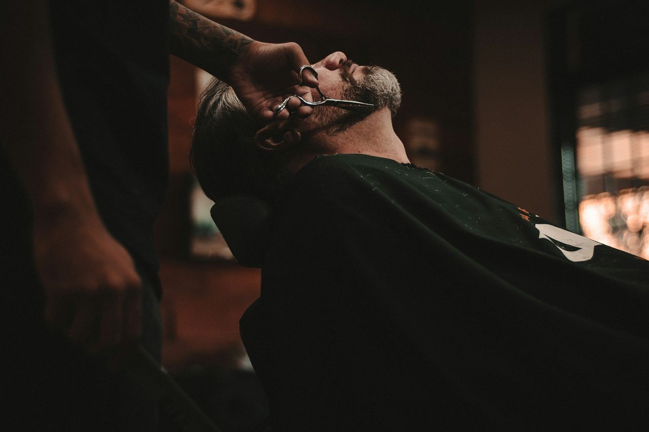 Corte de pelo. Foto: <a href="https://unsplash.com/@seteph?utm_source=Hoy%20Apps&utm_medium=referral" target="_blank" rel="noopener">Allef Vinicius</a> (<a href="https://unsplash.com/photos/man-sitting-on-barbers-chair-IvQeAVeJULw?utm_source=Hoy%20Apps&utm_medium=referral" target="_blank" rel="noopener">Unsplash</a>)