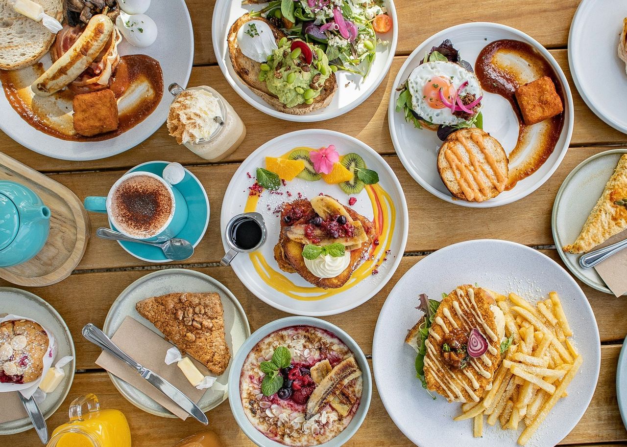 Comida de brunch. Foto: <a href="https://unsplash.com/@caramel_works?utm_source=Hoy%20Apps&utm_medium=referral" target="_blank" rel="noopener">Caramel</a> (<a href="https://unsplash.com/photos/a-table-topped-with-lots-of-plates-of-food-4h9Ffh6aawI?utm_source=Hoy%20Apps&utm_medium=referral" target="_blank" rel="noopener">Unsplash</a>)