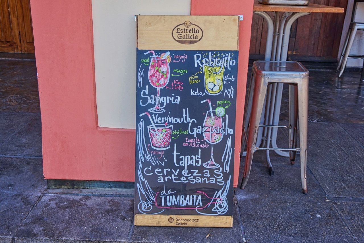 Vermut español. Foto: <a href="https://unsplash.com/@chris_worldonabudget?utm_source=Hoy%20Apps&utm_medium=referral" target="_blank" rel="noopener">Christian Hergesell</a> (<a href="https://unsplash.com/photos/a-chalkboard-sign-sitting-on-the-side-of-a-building-ahnqhHuo__Y?utm_source=Hoy%20Apps&utm_medium=referral" target="_blank" rel="noopener">Unsplash</a>)