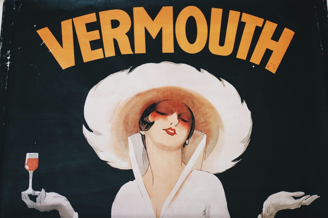 Vermut español. Foto: <a href="https://unsplash.com/@giorgiotrovato?utm_source=Hoy%20Apps&utm_medium=referral" target="_blank" rel="noopener">Giorgio Trovato</a> (<a href="https://unsplash.com/photos/woman-in-white-hat-and-white-coat--EI-bSCZ17o?utm_source=Hoy%20Apps&utm_medium=referral" target="_blank" rel="noopener">Unsplash</a>)