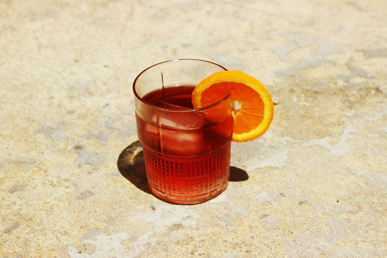 Vermut español. Foto: <a href="https://unsplash.com/@dstudiobcn?utm_source=Hoy%20Apps&utm_medium=referral" target="_blank" rel="noopener">Dstudio Bcn</a> (<a href="https://unsplash.com/photos/orange-juice-in-clear-drinking-glass-iorJHuL9KMs?utm_source=Hoy%20Apps&utm_medium=referral" target="_blank" rel="noopener">Unsplash</a>)