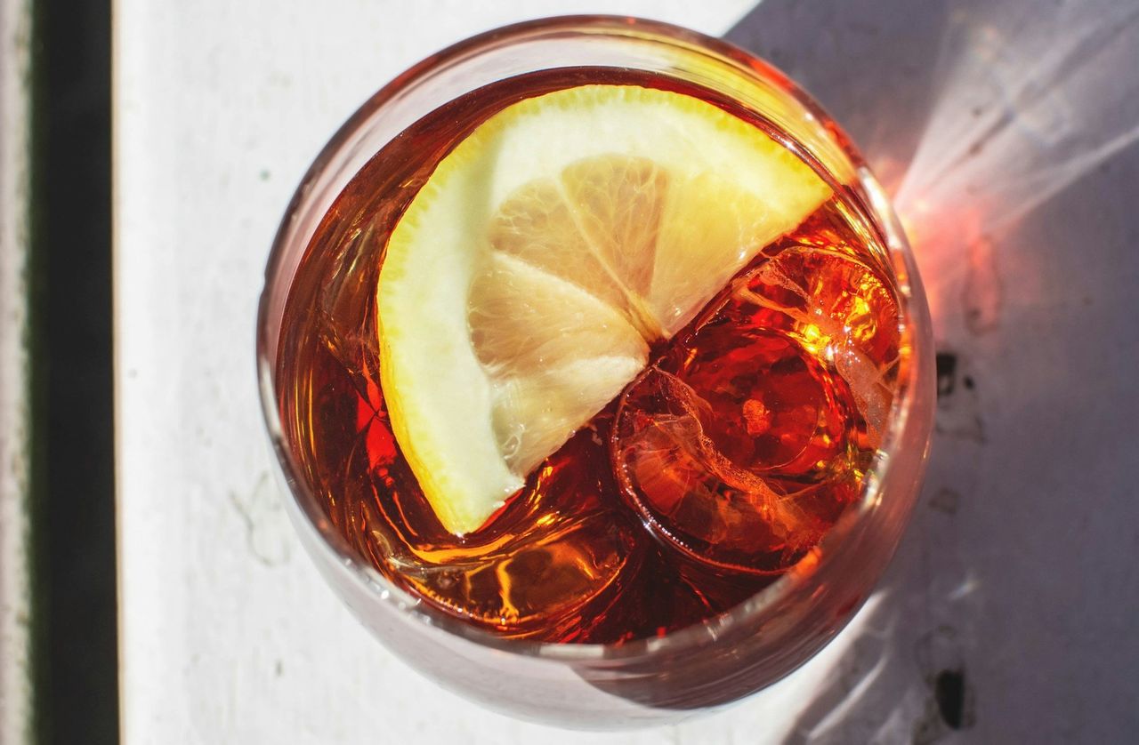 Vermut español. Foto: <a href="https://unsplash.com/@the_change_designer?utm_source=Hoy%20Apps&utm_medium=referral" target="_blank" rel="noopener">Kamila Maciejewska</a> (<a href="https://unsplash.com/photos/close-up-photo-of-beverage-with-yellow-sliced-citrus-fruit-in-clear-drinking-glass-UBX5-_ajTXw?utm_source=Hoy%20Apps&utm_medium=referral" target="_blank" rel="noopener">Unsplash</a>)