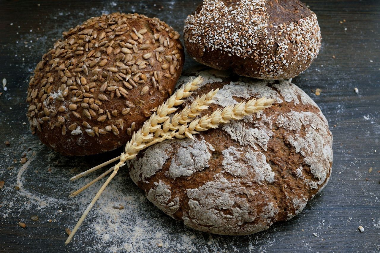 Pan artesano. Foto: <a href="https://unsplash.com/@wesual?utm_source=Hoy%20Apps&utm_medium=referral" target="_blank" rel="noopener">Wesual Click</a> (<a href="https://unsplash.com/photos/rustic-bread-loaves-with-wheat-stalks-rsWZ-P9FbQ4?utm_source=Hoy%20Apps&utm_medium=referral" target="_blank" rel="noopener">Unsplash</a>)