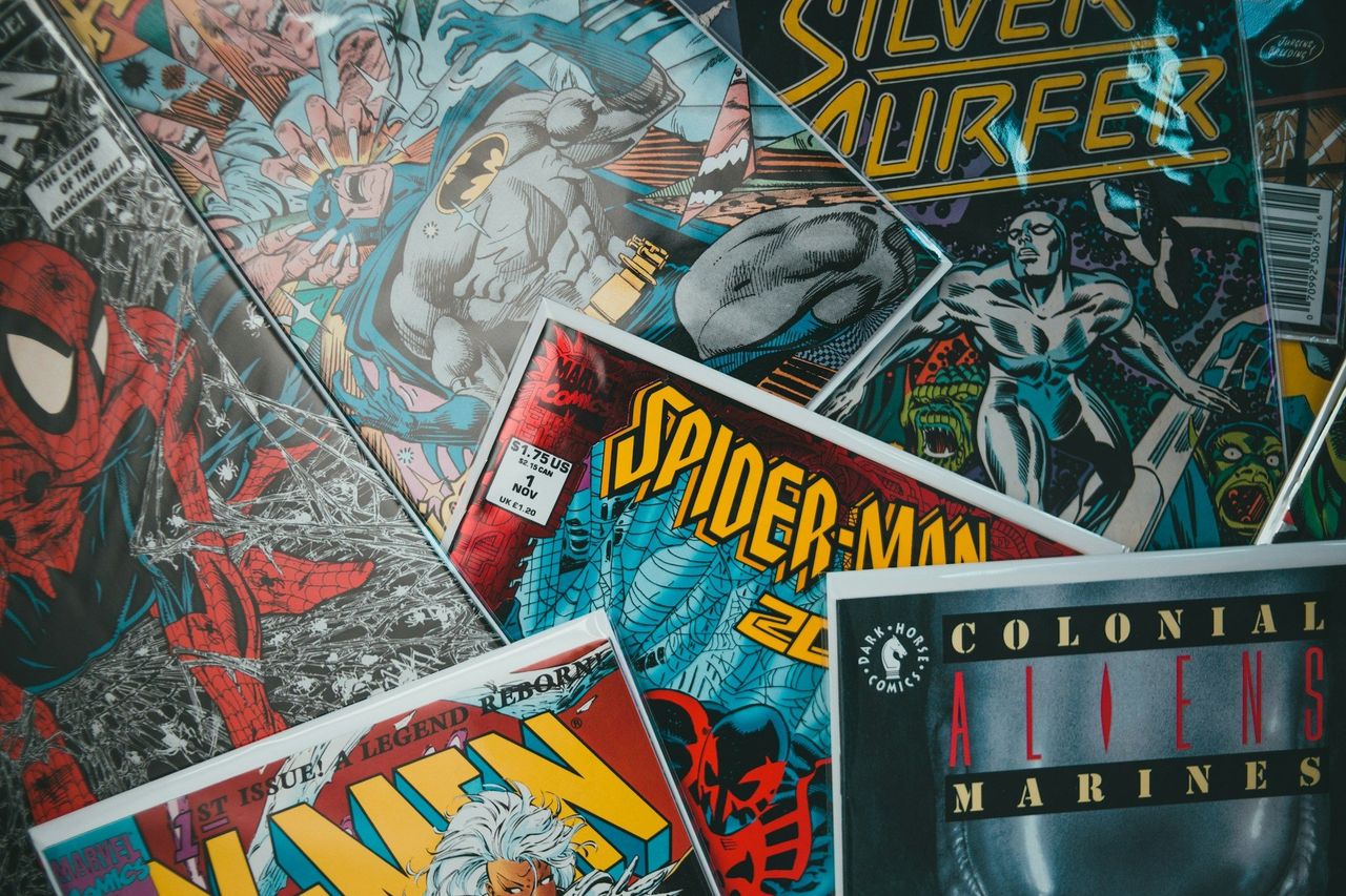 Cómics. Foto: <a href="https://unsplash.com/@introspectivedsgn?utm_source=Hoy%20Apps&utm_medium=referral" target="_blank" rel="noopener">Erik Mclean</a> (<a href="https://unsplash.com/photos/a-pile-of-comics-sitting-next-to-each-other-8SeJUmfahu0?utm_source=Hoy%20Apps&utm_medium=referral" target="_blank" rel="noopener">Unsplash</a>)